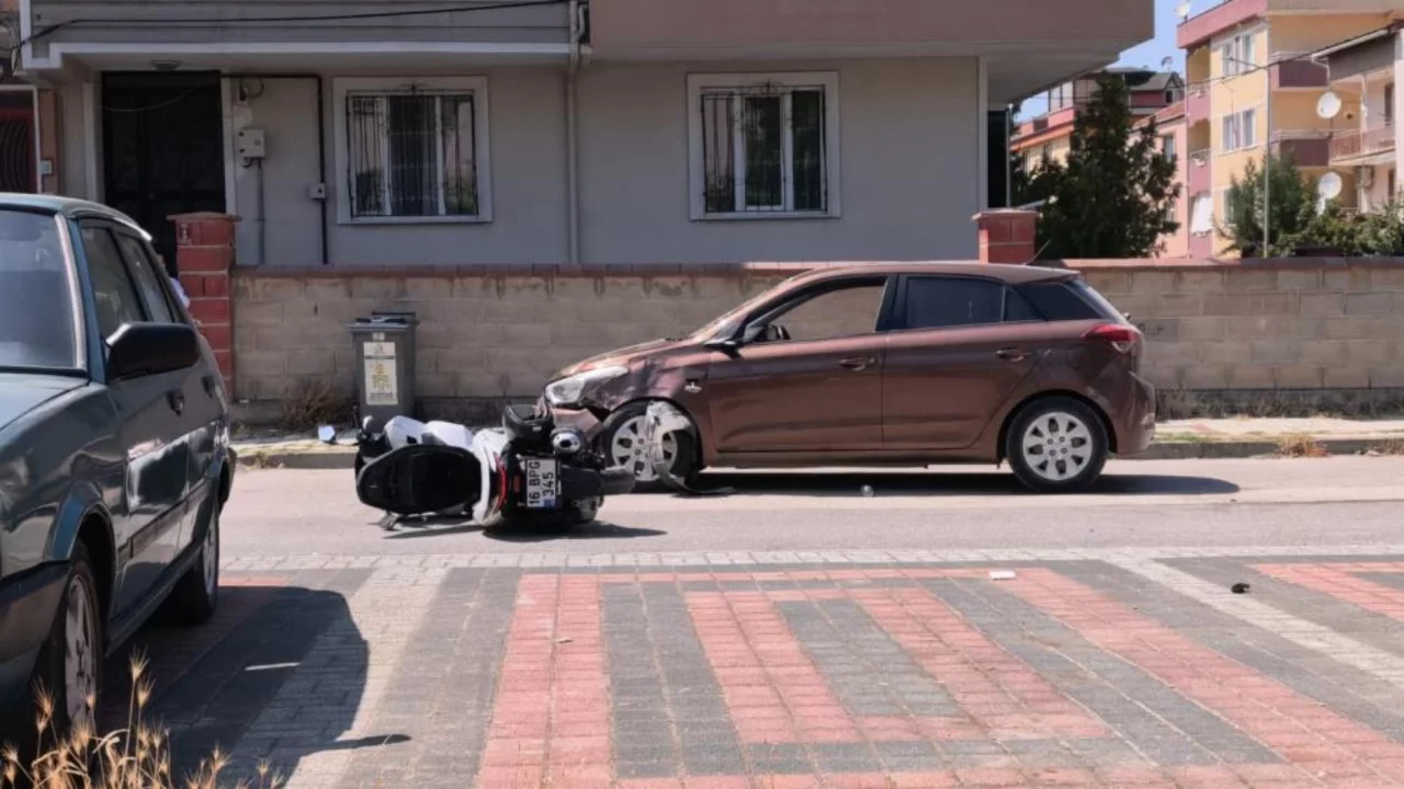 Bursa'da kontrolsüz kavşak yine kaza getirdi! 2'si çocuk 3 yaralı