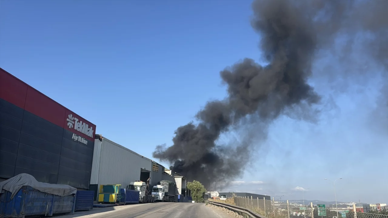 Gebze'de geri d&ouml;n&uuml;ş&uuml;m deposunda yangın! Ekiplerin m&uuml;dahalesi s&uuml;r&uuml;yor