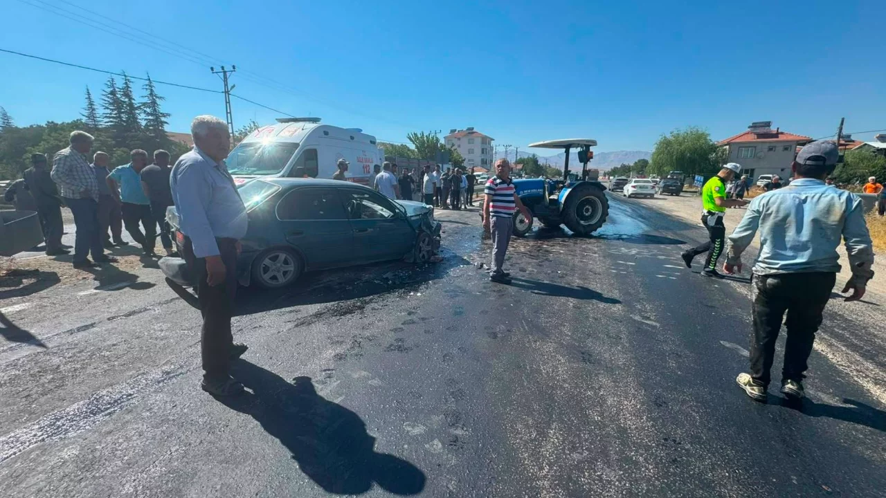 Doğanşehir'de otomobil ile trakt&ouml;r &ccedil;arpıştı! Akşam saatlerindeki kazada 3 kişi yaralandı