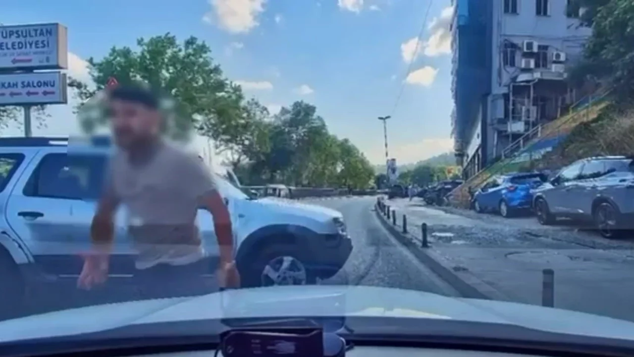 Tartıştığı s&uuml;r&uuml;c&uuml;n&uuml;n &ouml;n&uuml;n&uuml; kesip tehditler savurdu! "Canım burnumda, kafanı keserim"
