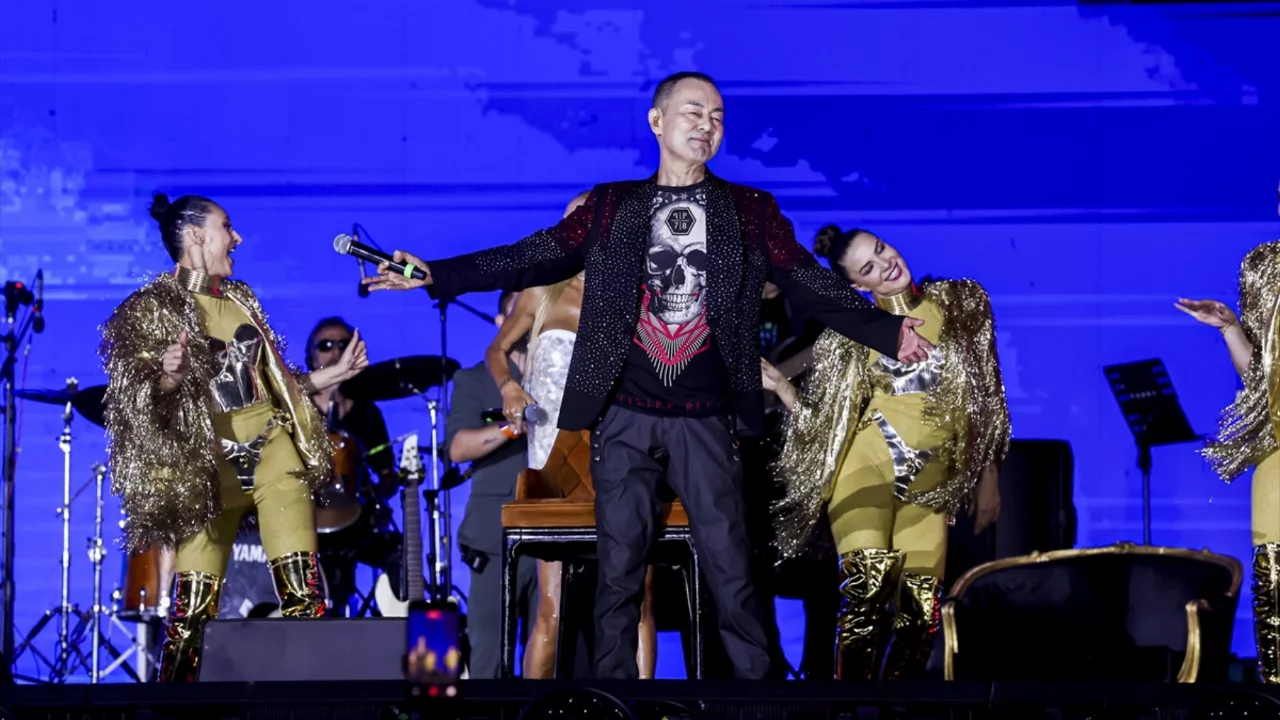 Serdar Orta&ccedil; İstanbul Festivali'nde sahne aldı! Binlerce hayranı şarkılara eşlik etti