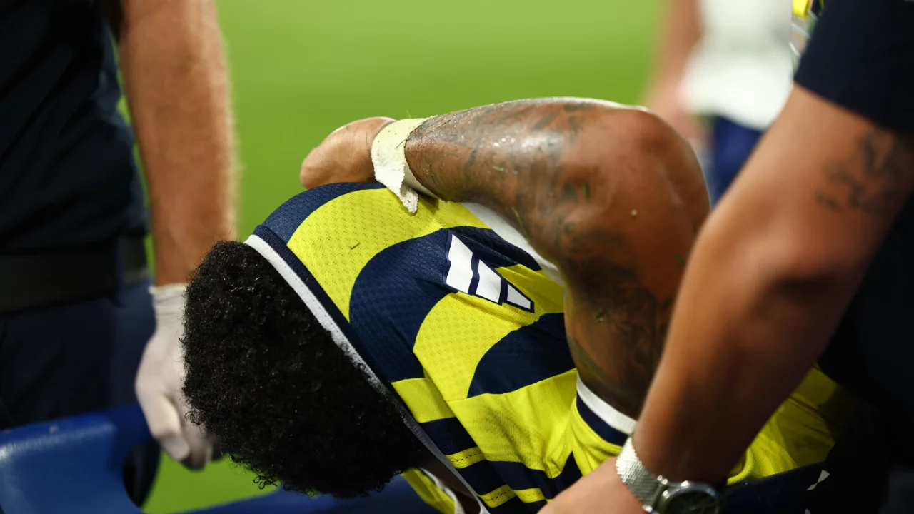 Fenerbah&ccedil;e'de Jayden Oosterwolde şoku! Kritik ma&ccedil;ta sakatlanıp oyundan &ccedil;ıktı