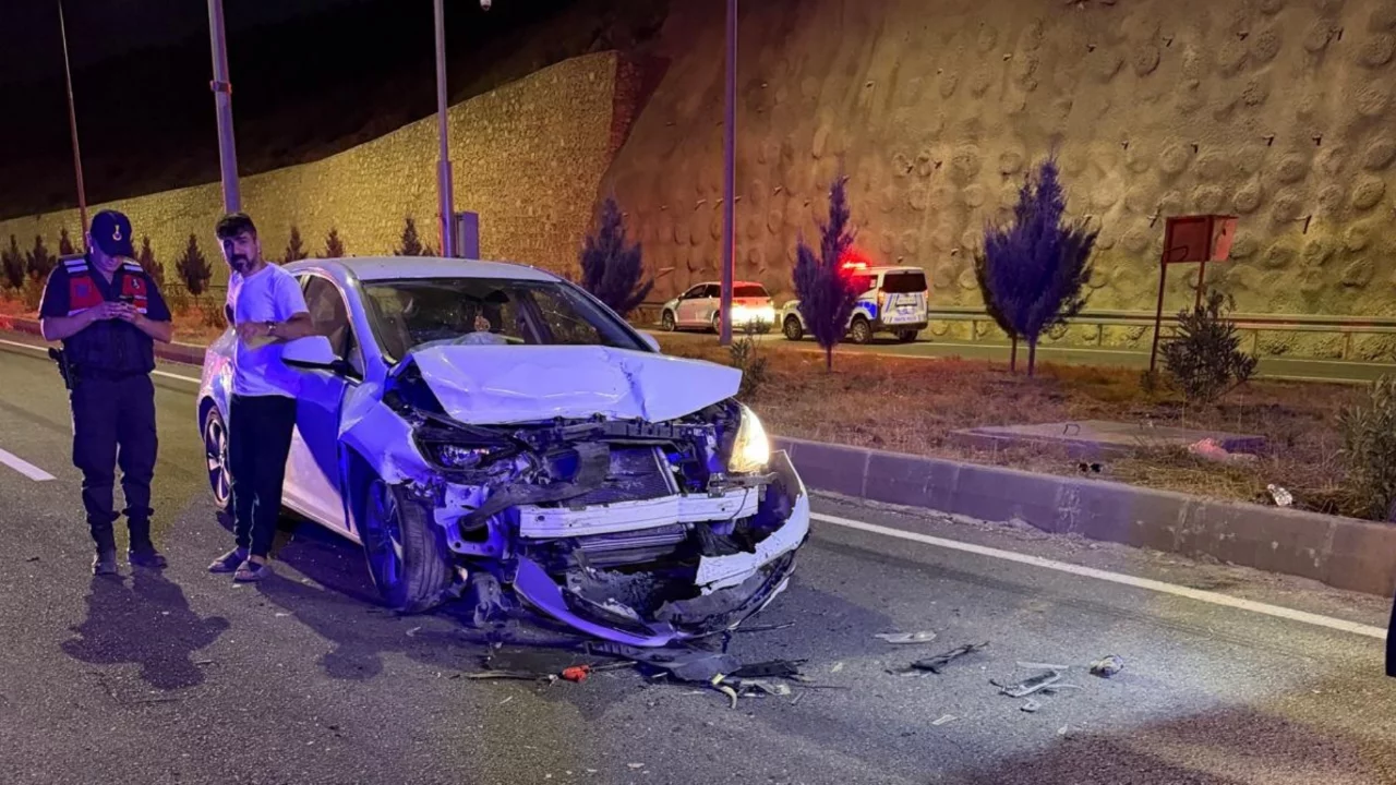 Batman'da t&uuml;nel girişinde feci &ccedil;arpışma! İki otomobil birbirine girdi, 12 kişi yaralandı