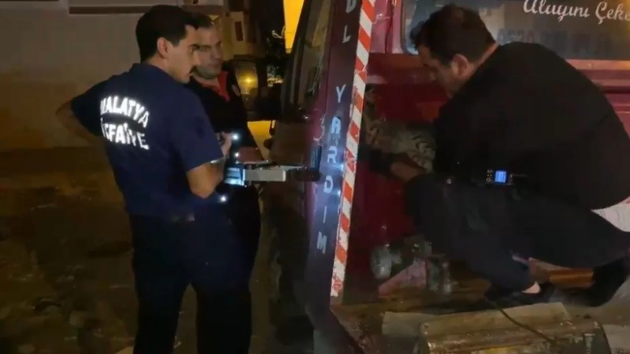 &Ccedil;ekicinin kasasında mahsur kalan kedi i&ccedil;in zamanla yarış! İtfaiye dakikalar i&ccedil;inde kurtardı