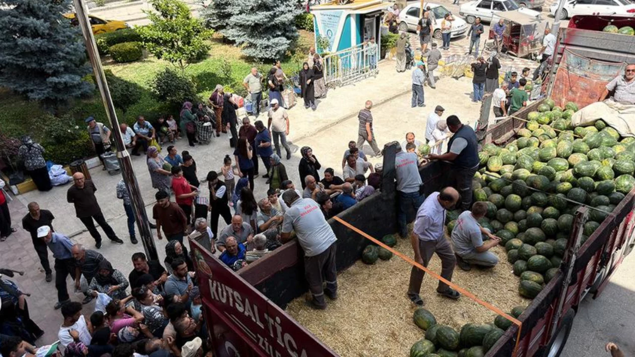 Kapış kapış gitti: 20 ton karpuzu bedava dağıttı