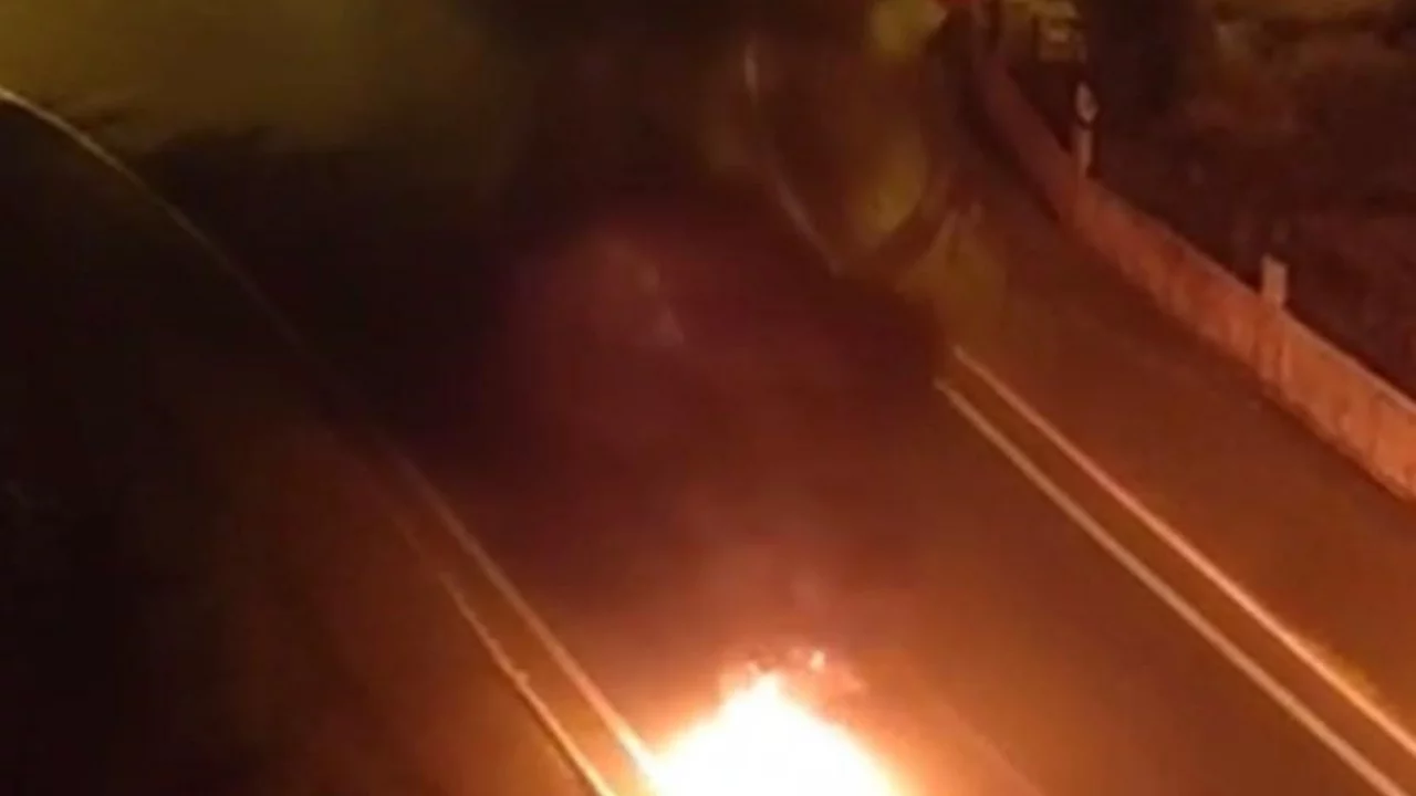 Seyir halindeki motosiklet bir anda alevlere teslim oldu!