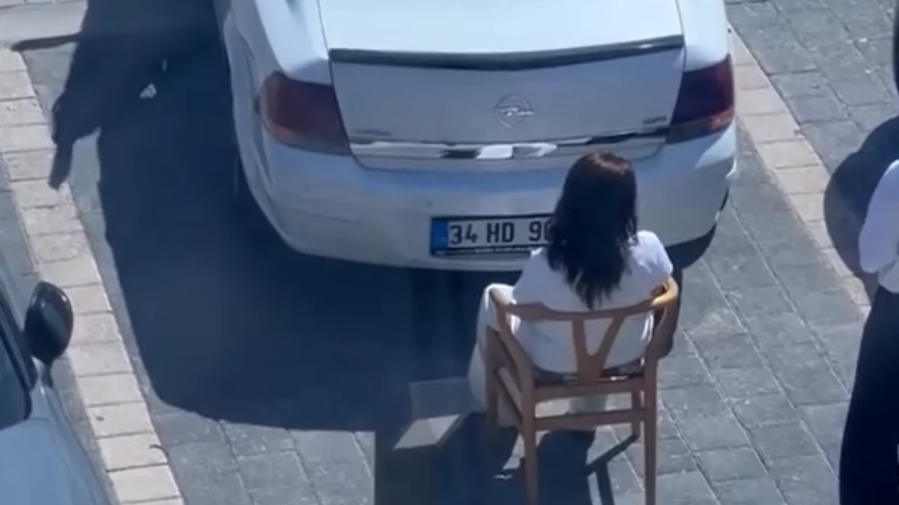 Aracını park etmek isteyen s&uuml;r&uuml;c&uuml; şoke oldu! Sandalyede oturdu, inatla kalkmadı...