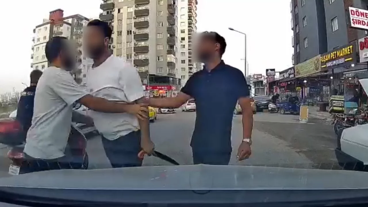 Trafikte tansiyon y&uuml;kseldi! Yol verme tartışması testere iddiasıyla polislik oldu