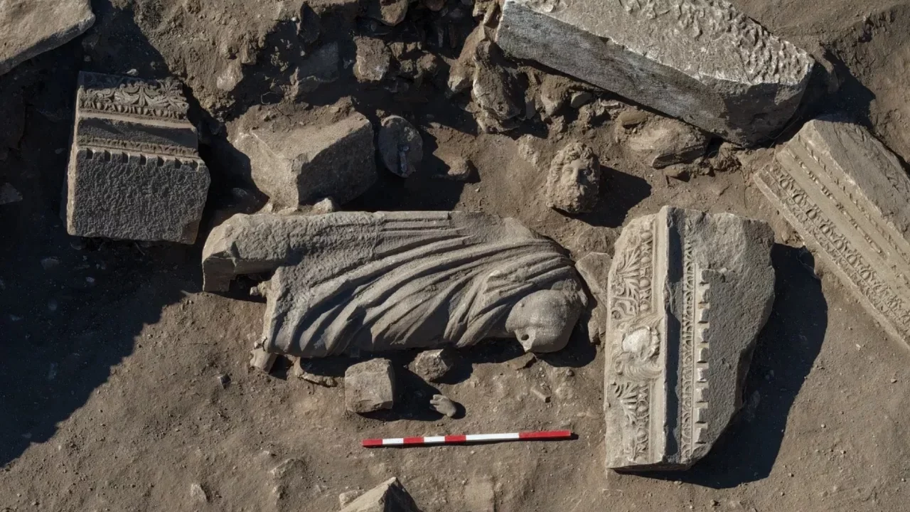 Aspendos'ta şifanin 1800 yıllık dev heykeli g&uuml;n y&uuml;z&uuml;ne &ccedil;ıktı: Sağlık tanrısı ve oğlunun 2,20 metrelik heykeli bulundu