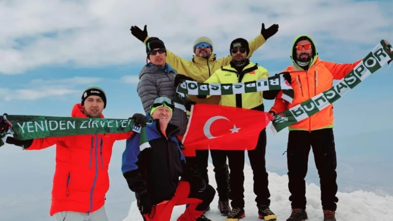 Bursa'dan Ağrı Dağı zirvesine anlamlı yolculuk! 5 bin 137 metrede Bursaspor mesajı verdiler
