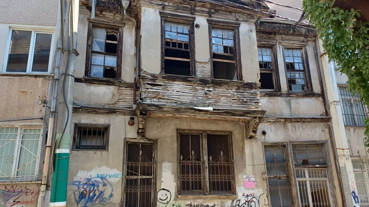 Bursa'nın g&ouml;beğinde tarih &ccedil;&ouml;k&uuml;yor! Hayri K&ouml;stem evi kaderine terk edildi