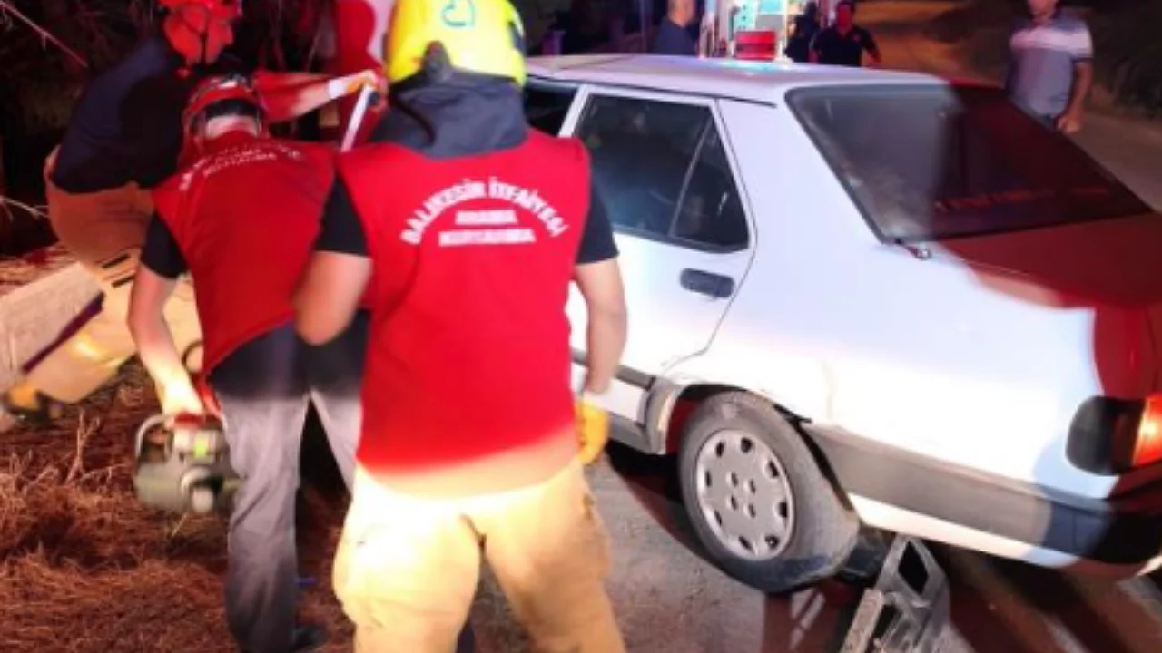 Direksiyon hakimiyetini kaybetti, araçta sıkıştı
