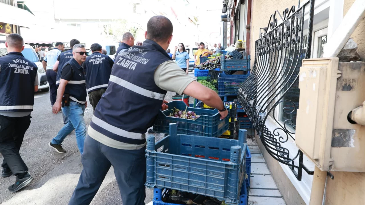 Bursa'da zabıta harekete ge&ccedil;ti! Kaldırım işgal edenler affedilmedi