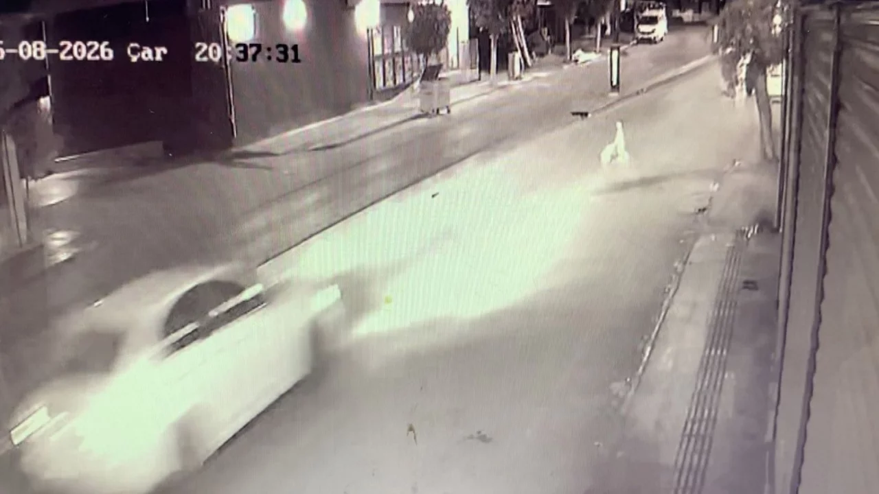 Bir anda yola fırlayan 2 yaşındaki &ccedil;ocuğa otomobil &ccedil;arptı