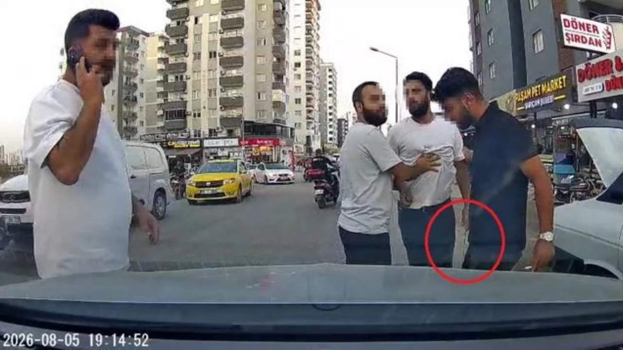 Trafikte tartıştı, bagajdan testere &ccedil;ıkardı! O anlar kamerada