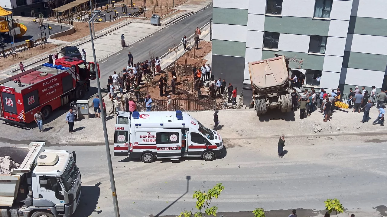 Kontrolden &ccedil;ıkan hafriyat kamyonu evin duvarına daldı