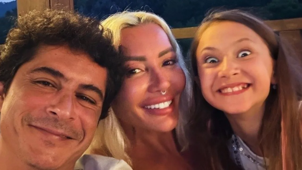 İsmail Hacıoğlu ve Duygu Kaya Kumarki kızlarıyla tatilde g&ouml;r&uuml;nt&uuml;lendi