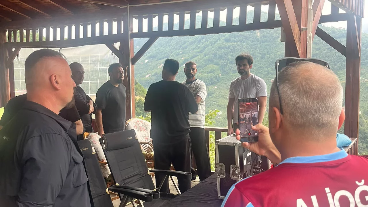 Salah  ayağının tozuyla Trabzonspor reklam filmi &ccedil;ekimine katıldı