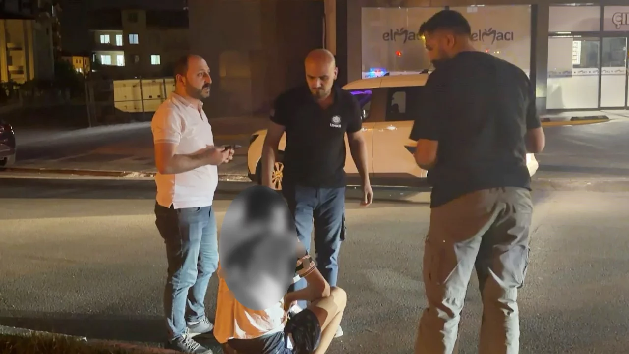 Gece yarısı bı&ccedil;aklı kavga! 17 yaşındaki &ccedil;ocuk sırtından yaralandı
