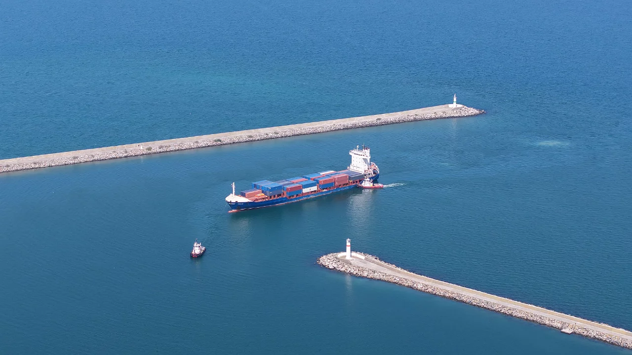 Karadeniz'de saldırıya uğrayan T&uuml;rk gemisi Samsun'a ulaştı!