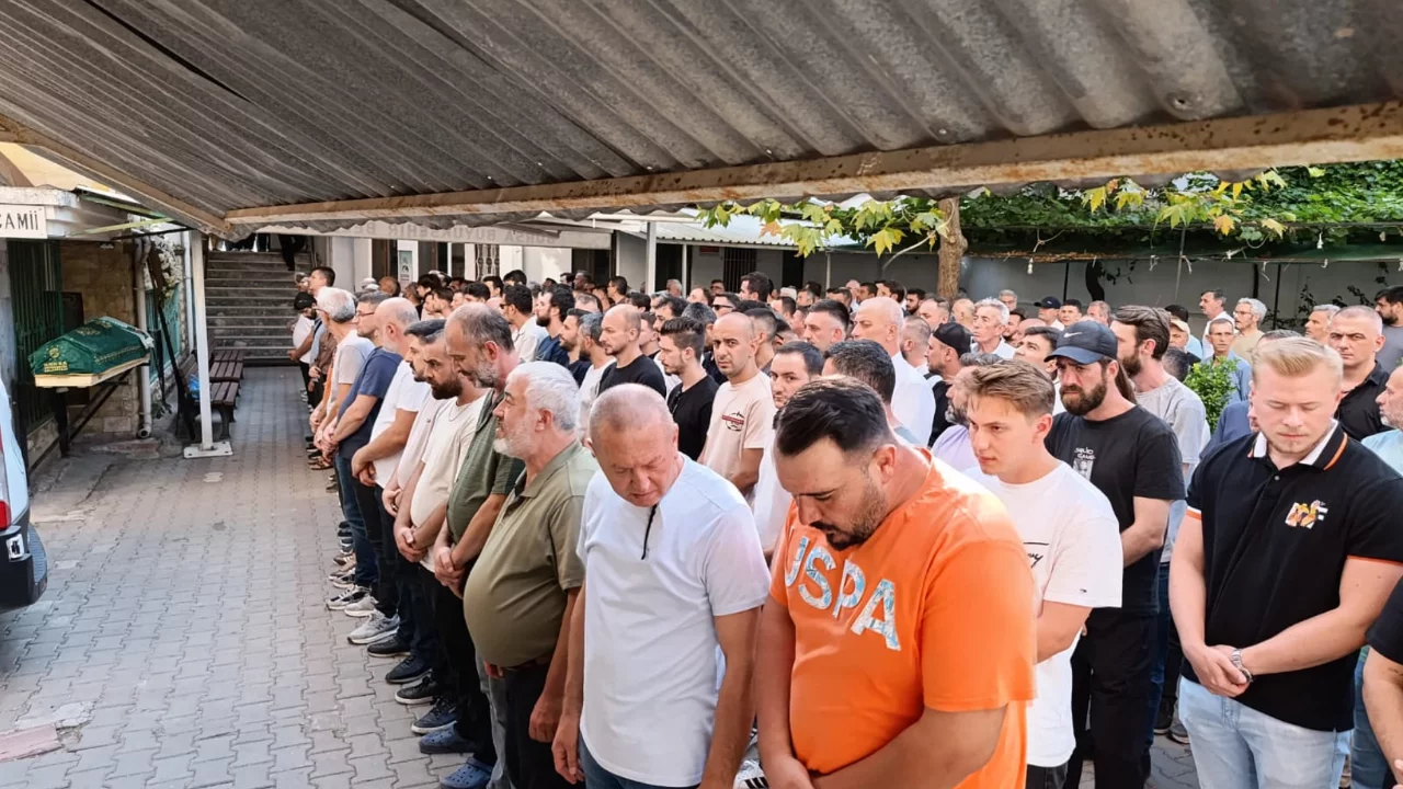 İznik G&ouml;l&uuml;'nde hayatını kaybeden gen&ccedil; adam toprağa verildi!