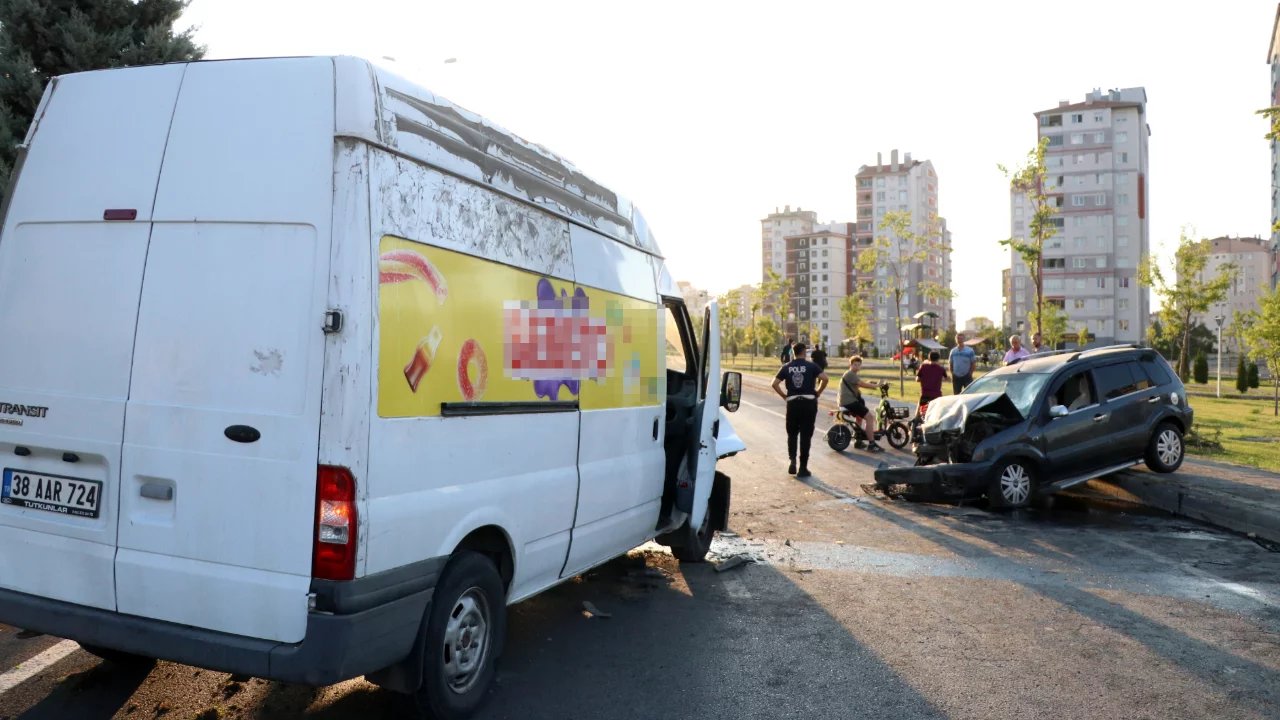 Karşı şeride geçen otomobil dehşet saçtı! Kayseri'de feci kazada ağır yaralı var