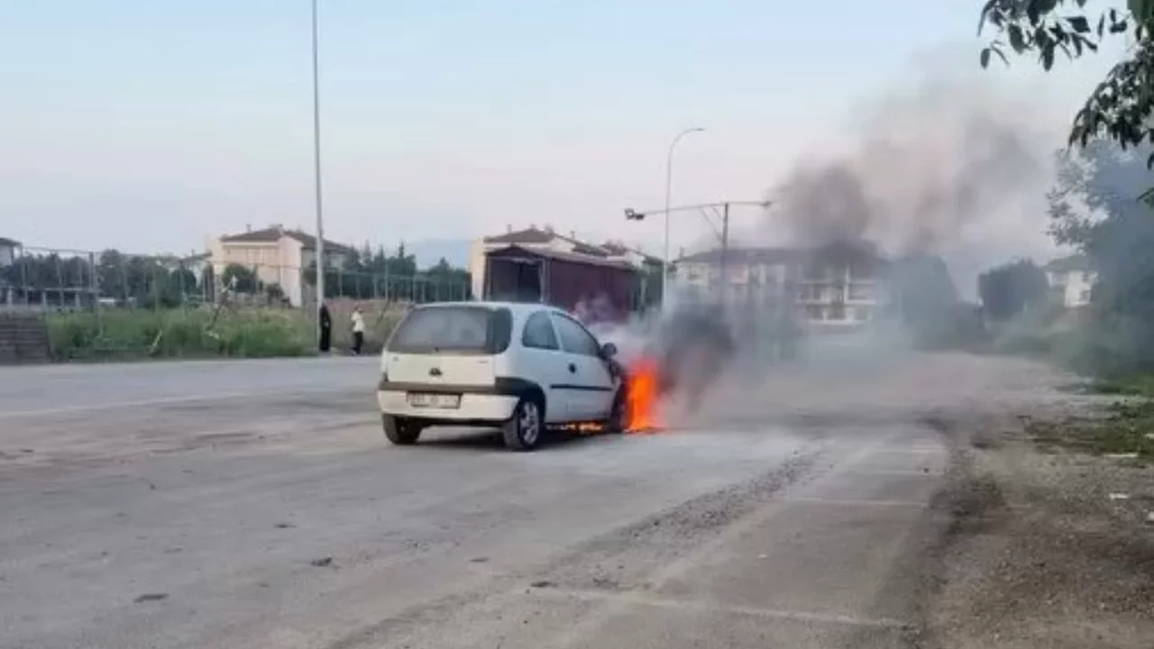 D&uuml;zce'de park halindeki otomobil alevlere teslim oldu! İtfaiyenin hızlı m&uuml;dahalesi faciayı &ouml;nledi