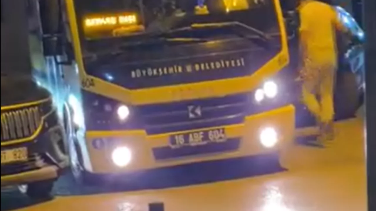 Bursa'da hatalı park çilesi bitmiyor! Belediye otobüsü de engele takıldı...