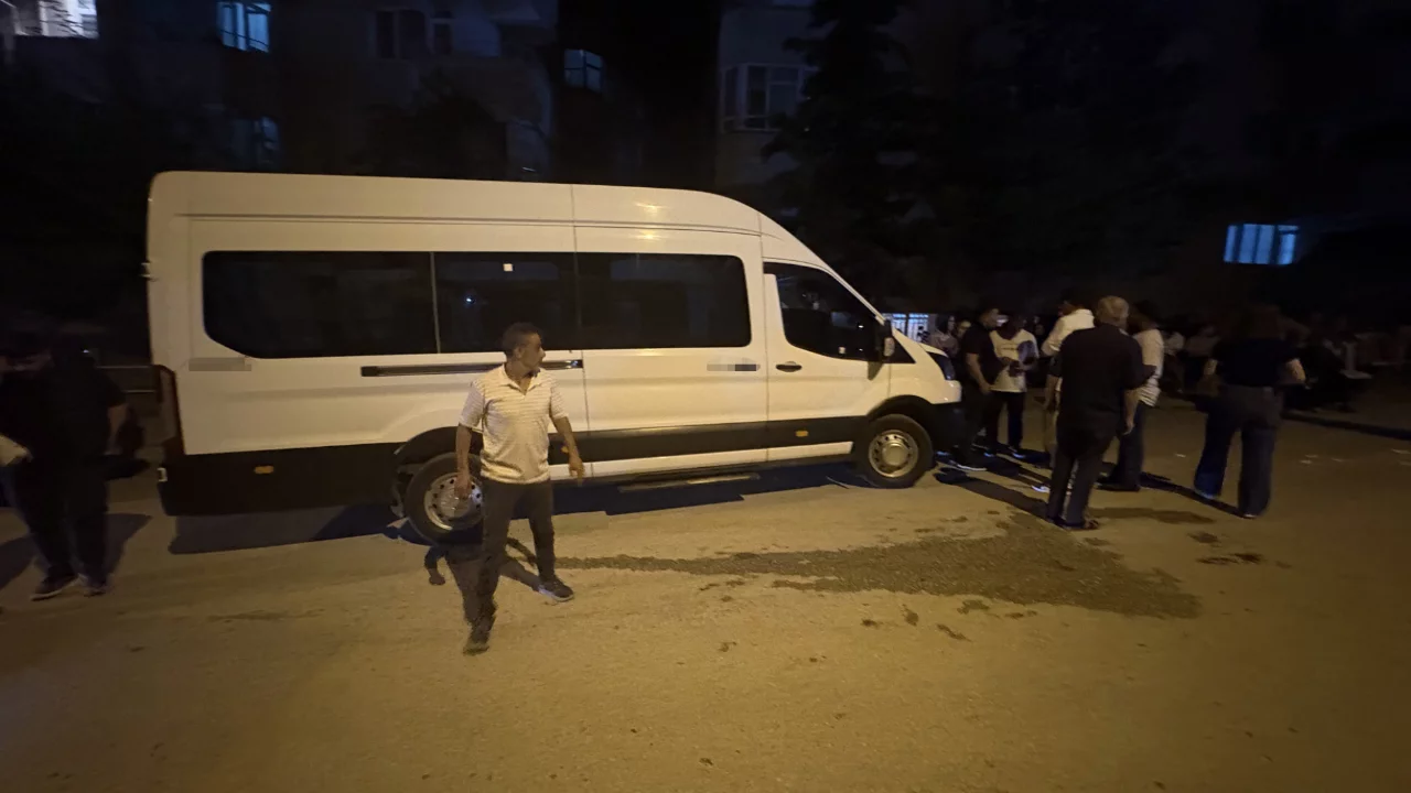 Sis meşalesini almak isterken minib&uuml;s&uuml;n altında kaldı! 9 yaşındaki &ccedil;ocuk hastaneye kaldırıldı