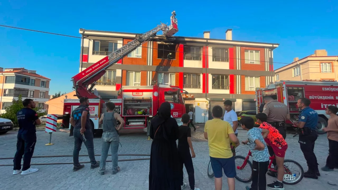 Eskişehir'de korkutan apartman yangını: Dumandan etkilenen 4 kişi hastaneye kaldırıldı