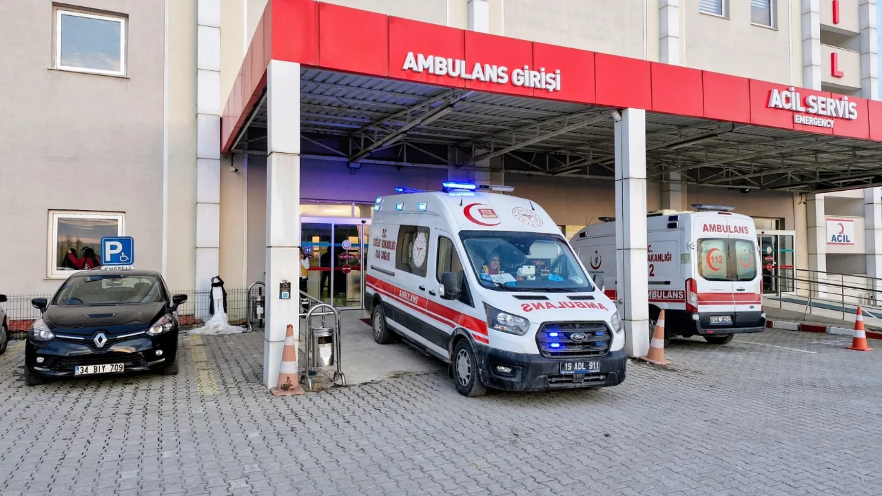 &Ccedil;iftlikte bir anlık dikkatsizlik! Yem karma makinesi elini kaptırdı