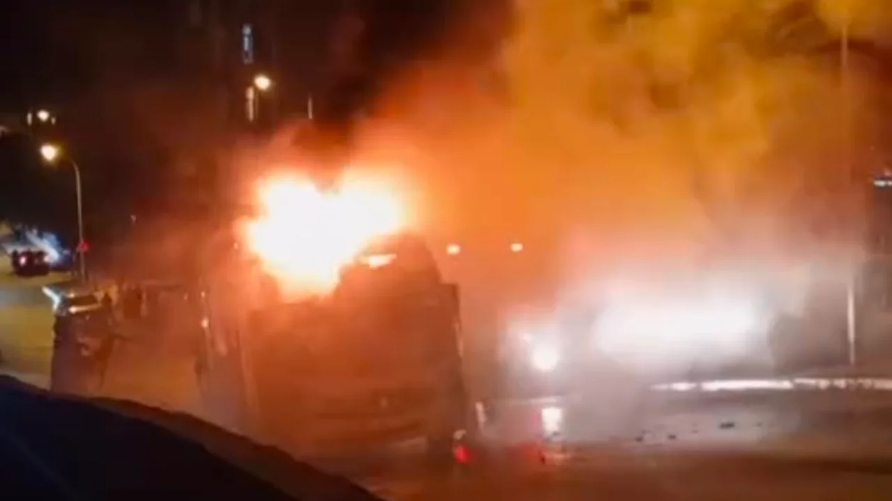 Kartal'da alevlere teslim olan minibüste peş peşe patlamalar!