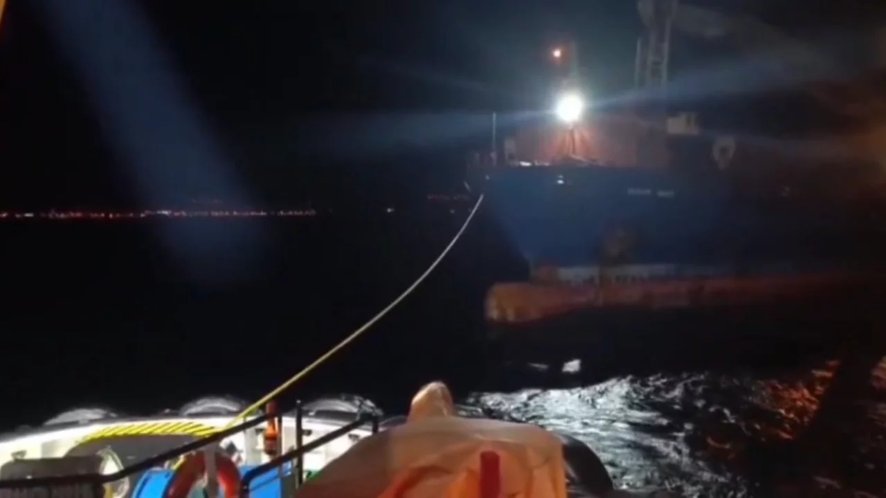 &Ccedil;anakkale Boğazı'nda makine arızası yapan y&uuml;k gemisi g&uuml;venli b&ouml;lgeye &ccedil;ekildi