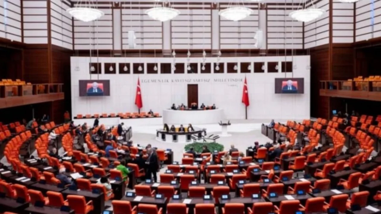 TBMM'de &ccedil;ocuklara y&ouml;nelik yeni ceza d&uuml;zenlemesi kabul edildi: Silahını &ccedil;ocuğa kaptırana hapis cezası geliyor