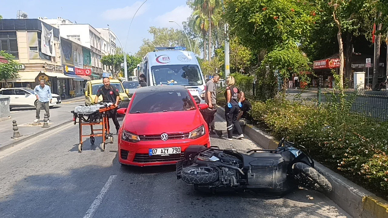 Kontrols&uuml;z şerit değiştirdi, motosiklete &ccedil;arptı