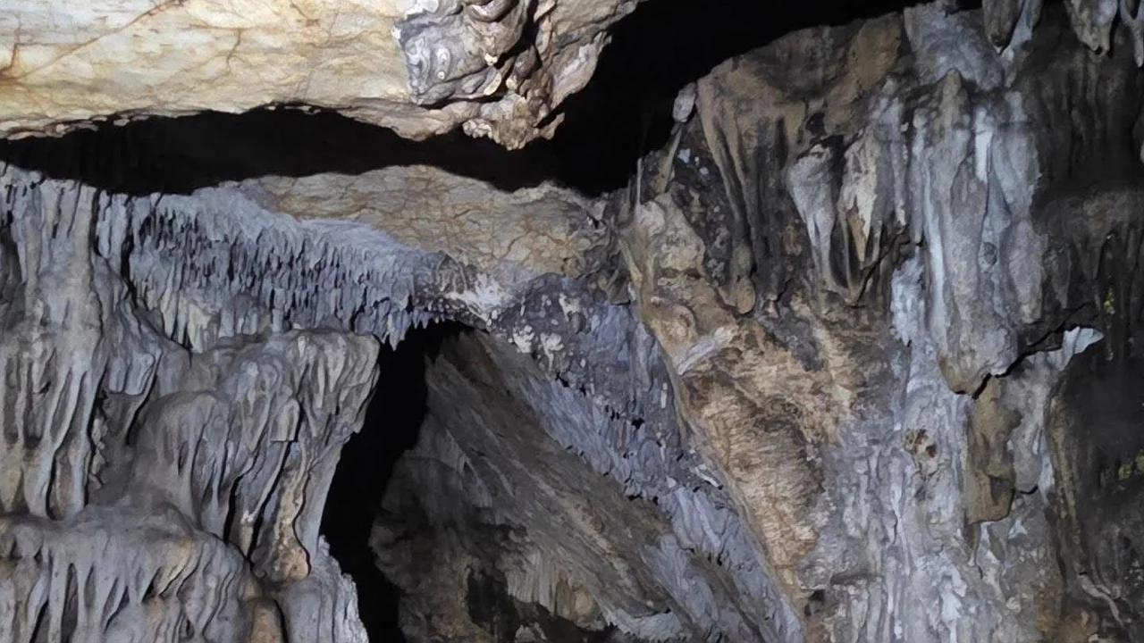 Bursa'da kimsenin cesaret edemediği mağaraya girdi! Karşılaştığı manzara t&uuml;yler &uuml;rpertti