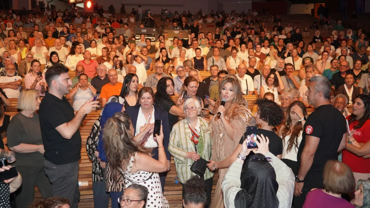 Bursa Festivali'nde Aslı Hünel rüzgarı! Duygusal anlar yaşandı