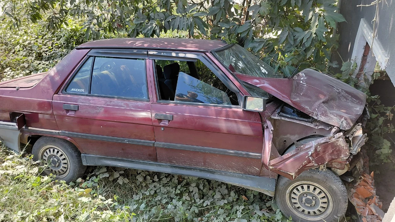 Kepçeden kaçmak isterken kaza yaptı! Otomobil kulübeye çarparak durabildi