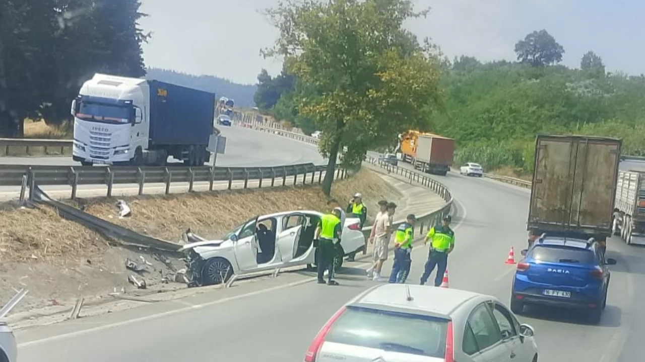 Bursa'da kontrolden &ccedil;ıkan ara&ccedil; bariyerlere savruldu!