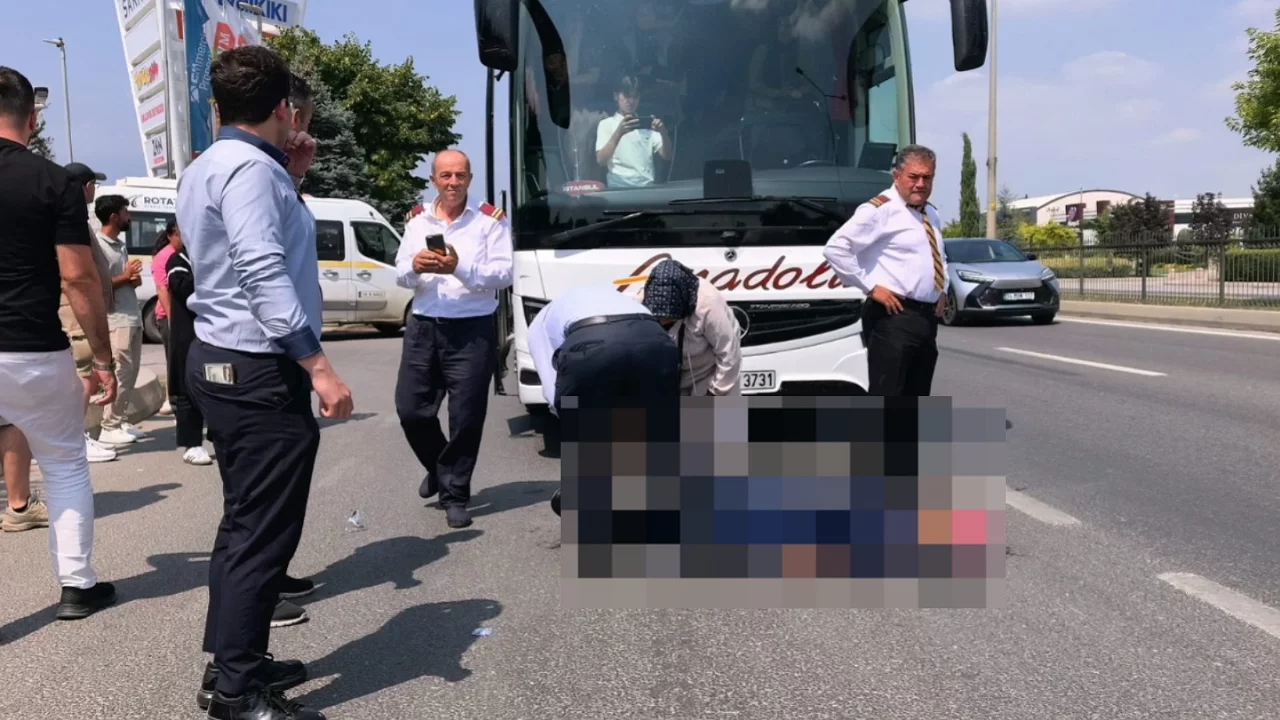 Bursa'da karşıdan karşıya ge&ccedil;en kadına yolcu otob&uuml;s&uuml; &ccedil;arptı!