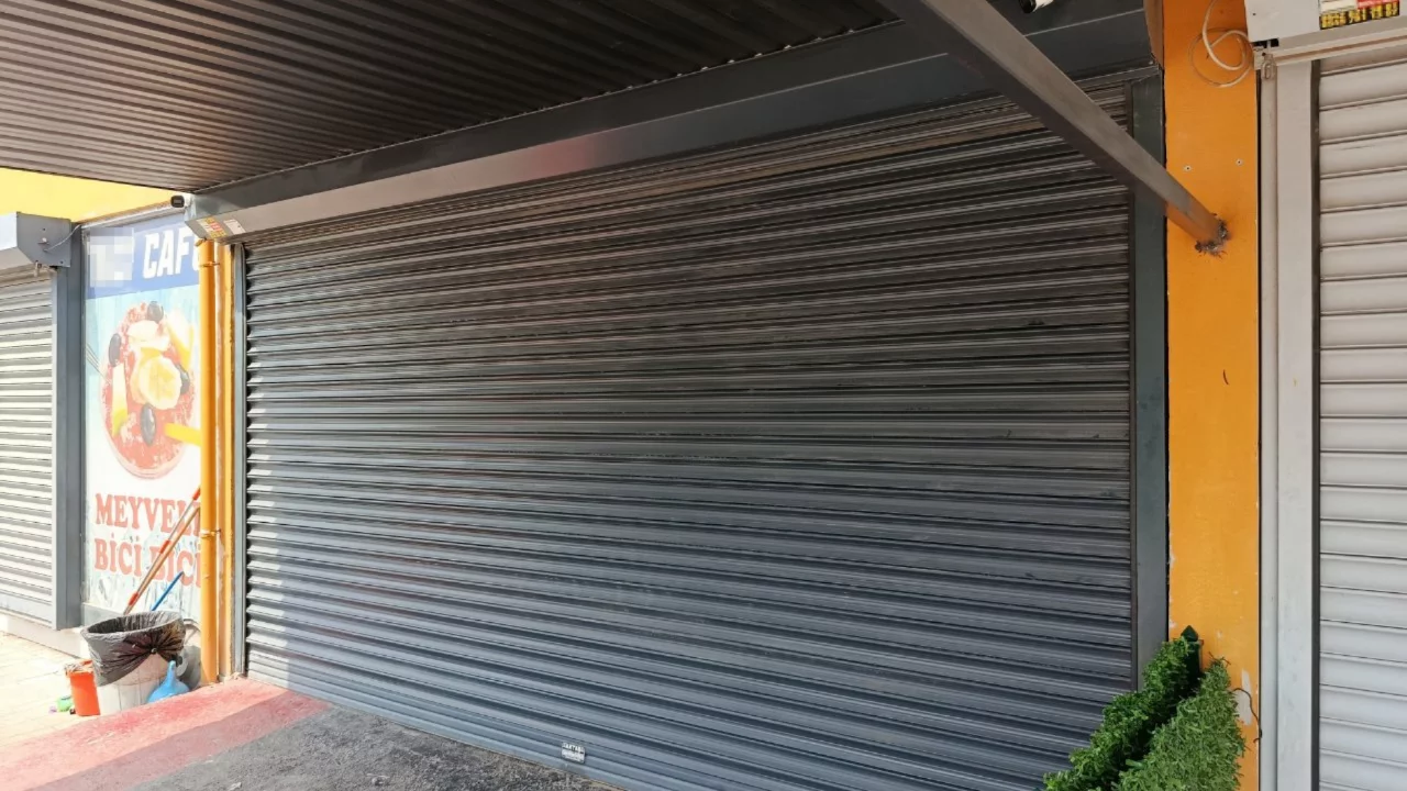 Oto tamircide kahreden olay! Kepengi a&ccedil;ar a&ccedil;maz şoke oldular...