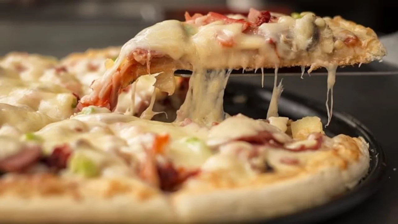 Bursa'da da şubeleri bulunan pizza zincirinde dev imza! Yeni dönem başlıyor