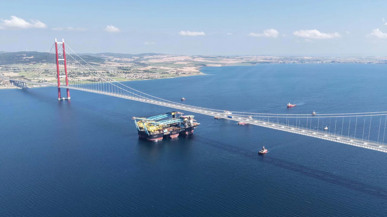 5 kurtarma gemisi eşlik etti: SAIPEM 7000 &Ccedil;anakkale Boğazı'ndan ge&ccedil;ti