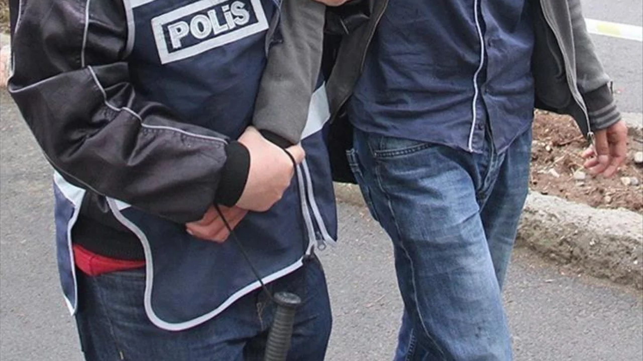 Alıcı sandı, karşısına ekipler çıktı! Bursa'da yüzlerce tarihi eser ele geçirildi