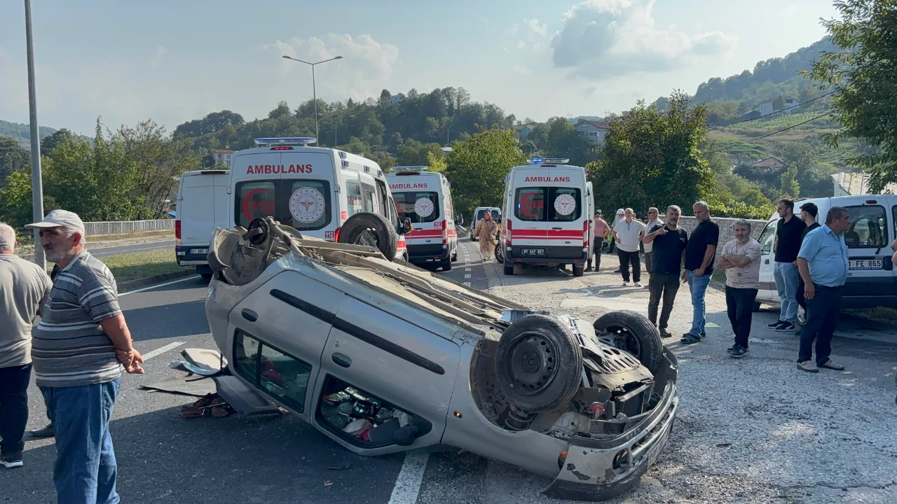 Tırla &ccedil;arpışan otomobil takla attı! Aynı aileden 4 kişi hastaneye kaldırıldı