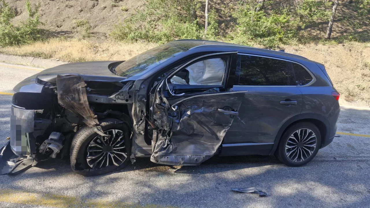 Karşı şeride savrulan dorse otomobile çarptı: 4 yaralı