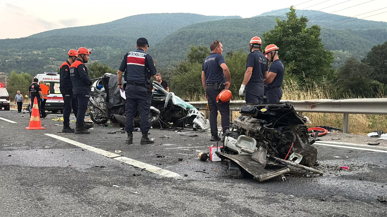 Bolu D-100'de iki otomobil kafa kafaya &ccedil;arpıştı: 1 &ouml;l&uuml;, 2 yaralı
