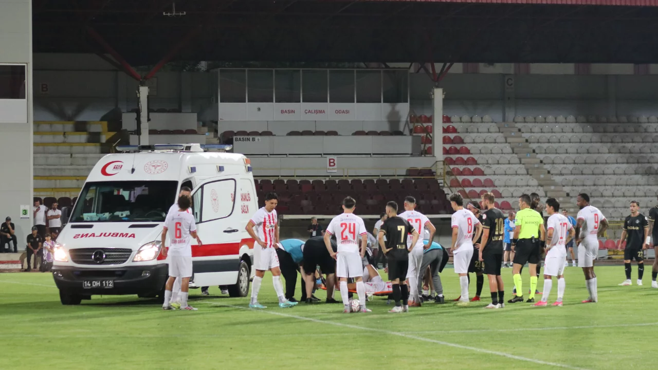 Oyuna girdi 1 dakika sonra sahaya ambulans girdi!