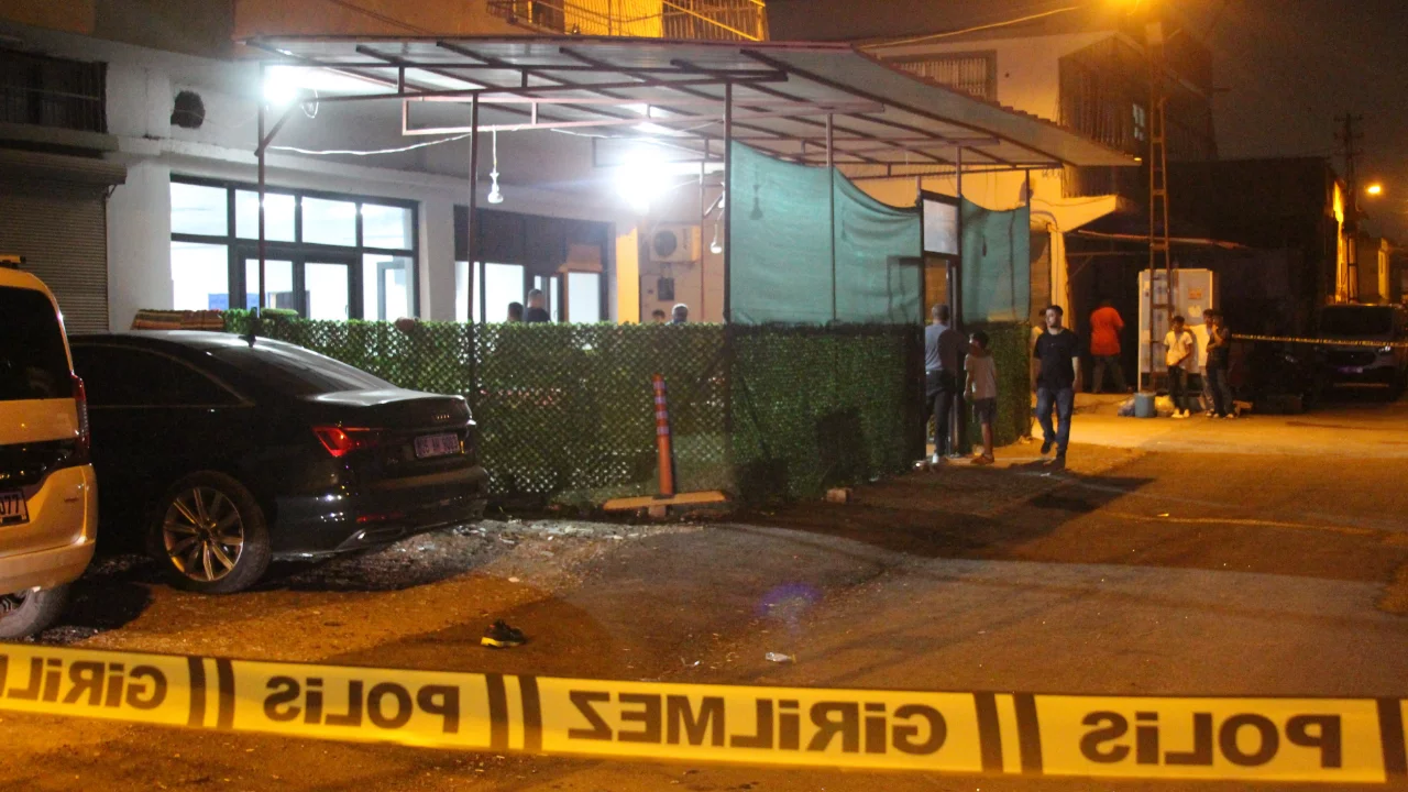 Kapüşonlu şüpheli kahvehaneye girip ateş açtı: 3 yaralı