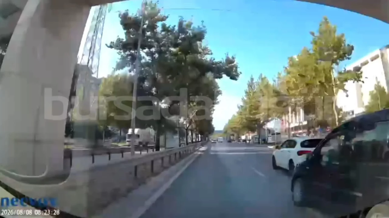 Bursa trafiğinde tepki &ccedil;eken g&ouml;r&uuml;nt&uuml;! Tehlikeli manevra b&ouml;yle kaydedildi